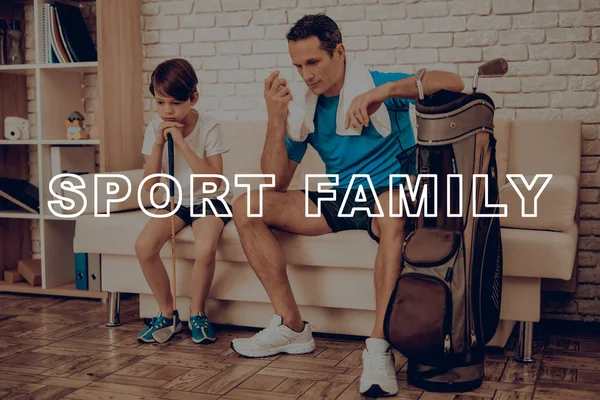 Baba ve oğul Golf ekipmanları ile. Spor aile. Sağlıklı bir yaşam tarzı. Aktif tatil. Golf atıcı. Evde çalışma dışarı. Su şişesi. Omuz havluda. Aile eğitim gün kavramı.