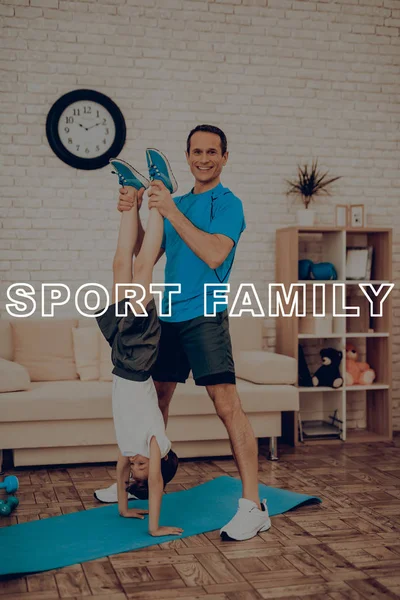 Baba ve oğul spor salonu yapıyoruz. Spor aile. Sağlıklı bir yaşam tarzı. Aktif tatil. Giysi uygular. İyiye gidiyor. Evde çalışma dışarı. Spor salonu halı. Uygulama tekrar. Vücut biçimlendirme. Baş aşağı.