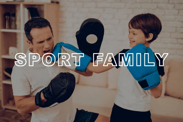 Baba ve oğlu eğitim boks. Spor aile. Sağlıklı bir yaşam tarzı. Aktif tatil. Spor kıyafetler. Evde çalışma dışarı. Boks eldivenleri çocukla. Eğitim yumruk. Egzersizleri tekrarlayın. Sağ el yumruk.