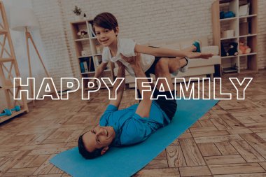 Baba ve oğul spor salonu yapıyoruz. Spor aile. Sağlıklı bir yaşam tarzı. Aktif tatil. Giysi uygular. İyiye gidiyor. Evde çalışma dışarı. Spor salonu halı. Uygulama tekrar. Vücut biçimlendirme.