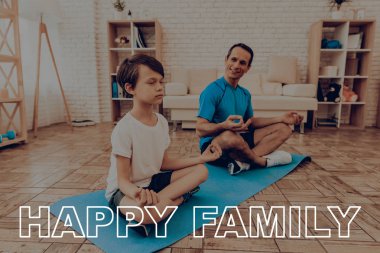 Baba ve oğul spor salonu yapıyoruz. Spor aile. Sağlıklı bir yaşam tarzı. Aktif tatil. Giysi uygular. İyiye gidiyor. Evde çalışma dışarı. Spor salonu halı. Uygulama tekrar. Vücut biçimlendirme.