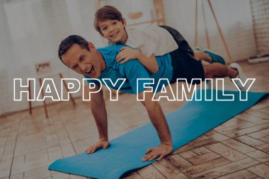 Baba ve oğul spor salonu yapıyoruz. Spor aile. Sağlıklı bir yaşam tarzı. Aktif tatil. Giysi uygular. İyiye gidiyor. Evde çalışma dışarı. Spor salonu halı. Uygulama tekrar. Vücut biçimlendirme.