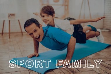 Baba ve oğul spor salonu yapıyoruz. Spor aile. Sağlıklı bir yaşam tarzı. Aktif tatil. Giysi uygular. İyiye gidiyor. Evde çalışma dışarı. Spor salonu halı. Uygulama tekrar. Vücut biçimlendirme.