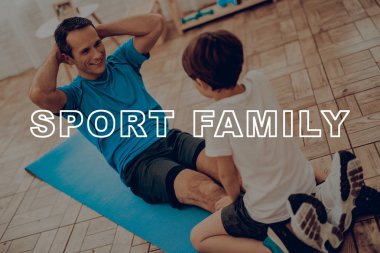 Baba ve oğul spor salonu yapıyoruz. Spor aile. Sağlıklı bir yaşam tarzı. Aktif tatil. Giysi uygular. İyiye gidiyor. Evde çalışma dışarı. Spor salonu halı. Uygulama tekrar. Basın şekillendirme.