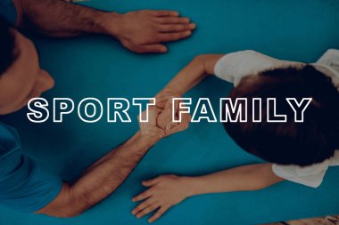 Baba ve oğul spor salonu yapıyoruz. Spor aile.