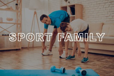 Baba ve oğul spor salonu yapıyoruz. Spor aile. Sağlıklı bir yaşam tarzı. Aktif tatil. Giysi uygular. İyiye gidiyor. Evde çalışma dışarı. Spor salonu halı. Uygulama tekrar. Vücut biçimlendirme.