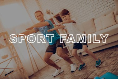 Baba ve oğul spor salonu yapıyoruz. Spor aile. Sağlıklı bir yaşam tarzı. Aktif tatil. Giysi uygular. İyiye gidiyor. Evde çalışma dışarı. Spor salonu halı. Uygulama tekrar. Sit-up şekillendirme.