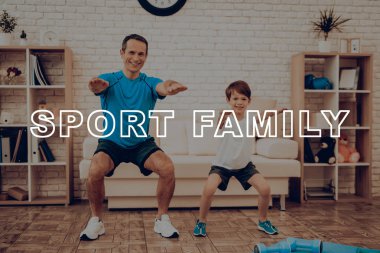 Baba ve oğul spor salonu yapıyoruz. Spor aile. Sağlıklı bir yaşam tarzı. Aktif tatil. Giysi uygular. İyiye gidiyor. Evde çalışma dışarı. Spor salonu halı. Uygulama tekrar. Sit-up şekillendirme.