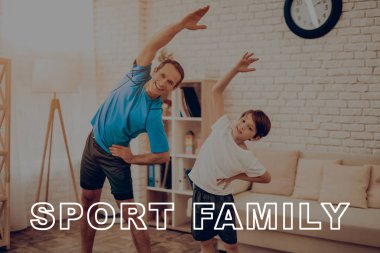 Baba ve oğul spor salonu yapıyoruz. Spor aile. Sağlıklı bir yaşam tarzı. Aktif tatil. Giysi uygular. İyiye gidiyor. Evde çalışma dışarı. Spor salonu halı. Uygulama tekrar. Vücut biçimlendirme.