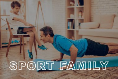 Baba gülümseyerek itme yapıyor Ups. Spor aile. Sağlıklı bir yaşam tarzı. Aktif tatil. Giysi uygular. İyiye gidiyor. Evde çalışma dışarı. Spor salonu halı. Uygulama yineleyin. Tablet sonuçlarına.