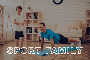 Baba gülümseyerek itme yapıyor Ups. Spor aile. Sağlıklı bir yaşam tarzı. Aktif tatil. Giysi uygular. İyiye gidiyor. Evde çalışma dışarı. Spor salonu halı. Uygulama yineleyin. Holiday Leisure.