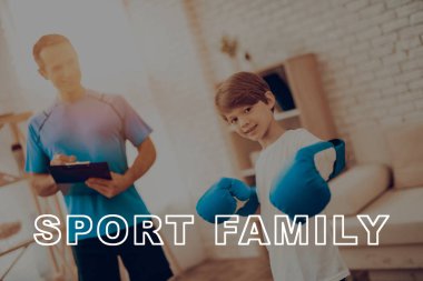 Baba oğulu gülümseyen fiziksel sonuçlar kaydetti vardır. Spor aile. Sağlıklı bir yaşam tarzı. Aktif tatil. Spor kıyafetler. Bilgi Tablet. İyiye gidiyor. Evde çalışma dışarı. Boks eldivenleri çocukla.