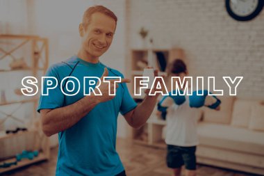 Baba ve oğlu spor salonu yapıyoruz. Vitamini kutusu. Spor aile. Sağlıklı bir yaşam tarzı. Aktif tatil. Spor kıyafetler. İyiye gidiyor. Evde çalışma dışarı. Boks eldivenleri arka plan çocukla. Çok iyi.