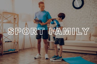 Baba oğulu gülümseyen fiziksel sonuçlar kaydetti vardır. Spor aile. Sağlıklı bir yaşam tarzı. Aktif tatil. Spor kıyafetler. Bilgi Tablet. İyiye gidiyor. Evde çalışma dışarı. Boks eldivenleri çocukla.