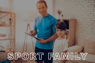 Baba oğulu gülümseyen fiziksel sonuçlar kaydetti vardır. Spor aile. Sağlıklı bir yaşam tarzı. Aktif tatil. Spor kıyafetler. Bilgi Tablet. İyiye gidiyor. Evde çalışma dışarı. Boks eldivenleri çocukla.