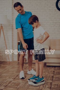 Baba ve oğlu ağırlığında. Spor kavram. Sağlıklı bir yaşam tarzı. Etkin aile. Mutlu çocukluk. Ağırlık ölçümü. Ölçekte bak. Spor kıyafetler. Silah Akimbo. Evde egzersiz. Holiday Leisure.