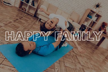 Baba ve oğul spor salonu yapıyoruz. Spor aile. Sağlıklı bir yaşam tarzı. Aktif tatil. Giysi uygular. İyiye gidiyor. Evde çalışma dışarı. Spor salonu halı. Uygulama tekrar. Vücut biçimlendirme.