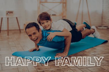 Baba ve oğul spor salonu yapıyoruz. Spor aile. Sağlıklı bir yaşam tarzı. Aktif tatil. Giysi uygular. İyiye gidiyor. Evde çalışma dışarı. Spor salonu halı. Uygulama tekrar. Vücut biçimlendirme.