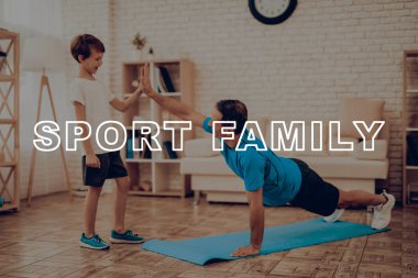 Baba gülümseyerek itme yapıyor Ups. Spor aile. Sağlıklı bir yaşam tarzı. Aktif tatil. Giysi uygular. İyiye gidiyor. Evde çalışma dışarı. Spor salonu halı. Uygulama yineleyin. Holiday Leisure. Çak bir beşlik.