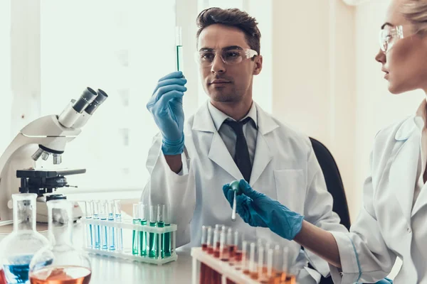 Młodzi Naukowcy Badają Próbki Laboratorium Naukowcy Noszący Białe Płaszcze Rękawice — Zdjęcie stockowe