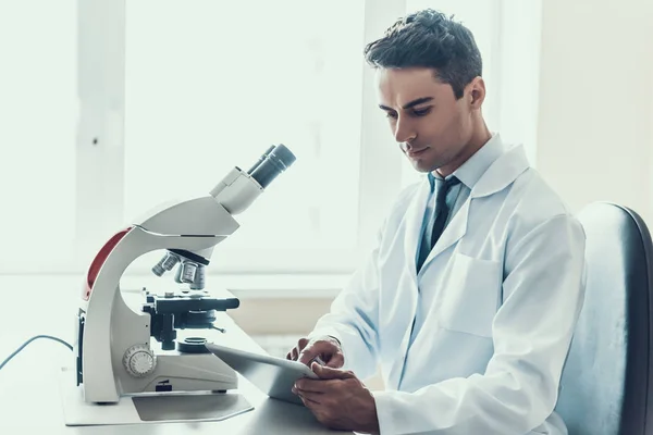 Giovane Scienziato Che Ricerca Laboratorio Ricercatore Sesso Maschile Con Cappotto — Foto Stock