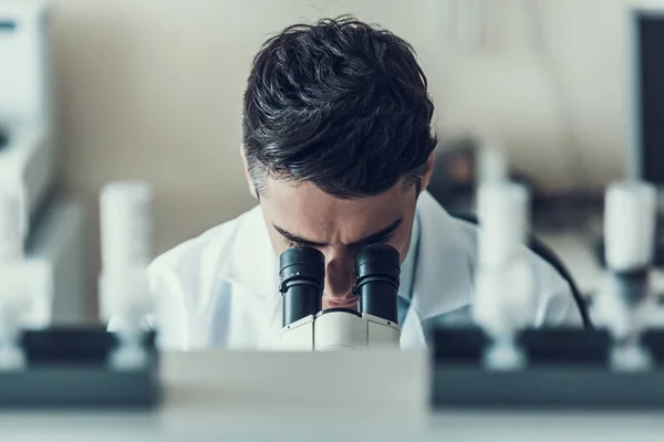 Ung Vetenskapsman Som Använder Mikroskop Laboratorium Manliga Forskare Klädd Vitt — Stockfoto