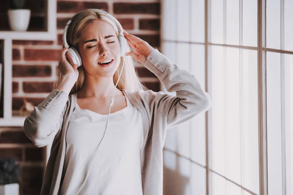 Jonge Lachende Vrouw Luisteren Muziek Koptelefoon Mooie Blonde Vrouw Casual — Stockfoto