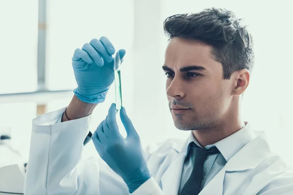 Young Scientist Doing Research Laboratory Investigador Masculino Que Usa Una —  Fotos de Stock