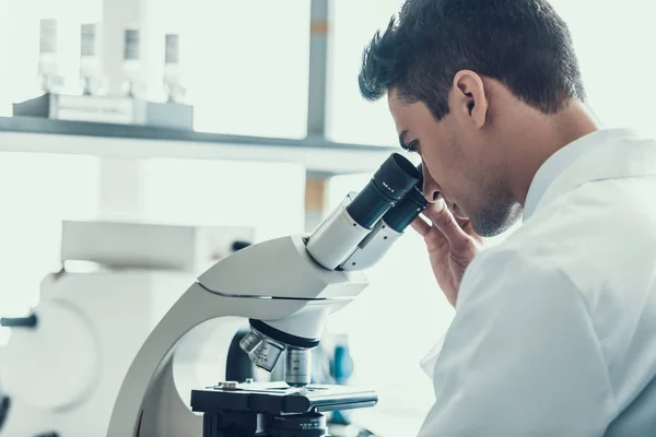 Giovane Scienziato Che Utilizza Microscopio Laboratorio Ricercatore Sesso Maschile Con — Foto Stock