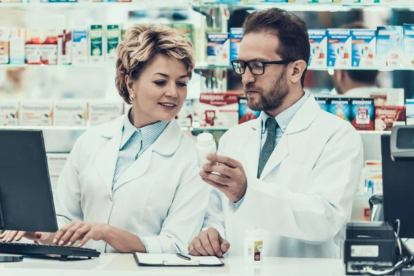 Farmacista Sesso Femminile Maschile Che Lavora Farmacia Due Farmacisti Con — Foto Stock