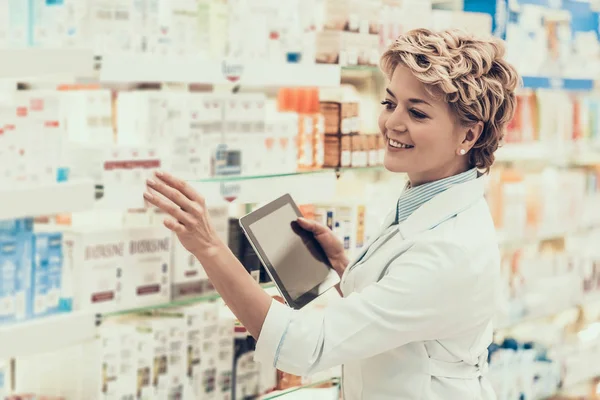 Mature Female Pharmacist Work Farmacy Store Adult Pharmacist Wearing White — Stock Photo, Image