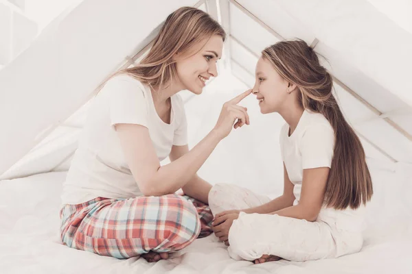 Joven Madre Feliz Pequeño Donjuán Juntos Hermosa Mujer Sonriente Pasar —  Fotos de Stock