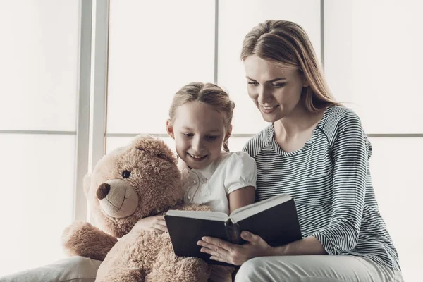 Joven Madre Leyendo Libro Pequeña Hija Hermosa Mujer Sonriente Leyendo —  Fotos de Stock