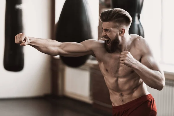 Спортивная Мужская Боксерская Тренировка Боксерской Студии Портрет Мускулистого Бородатого Человека — стоковое фото