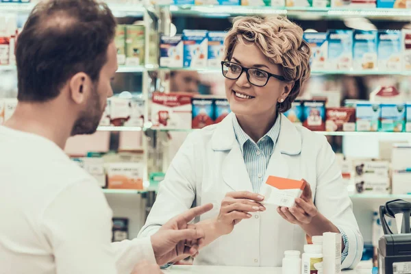 Portrait Woman Pharmacist Counseling Customer Mature Pharmacist Wearing White Coat — Stock Photo, Image