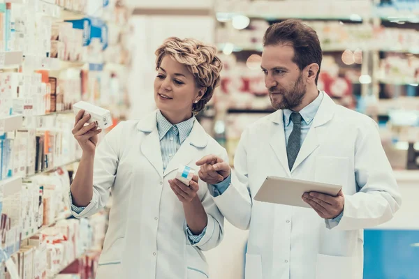 Female Male Pharmacist Working Drugstore Two Pharmacist Standing Next Shelves — Stock Photo, Image