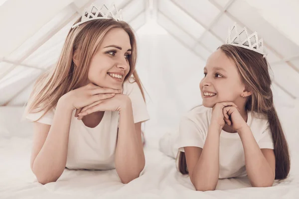 Young Mother Little Doughter Vistiendo Tiaras Hermosa Mujer Sonriente Pasar —  Fotos de Stock