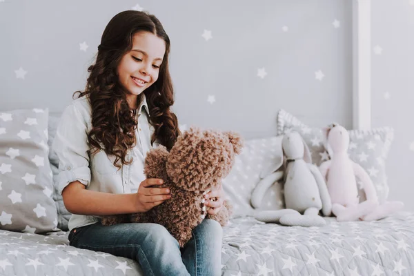 Linda Niñita Sentada Cama Sosteniendo Oso Peluche Sonriente Niña Adorable — Foto de Stock