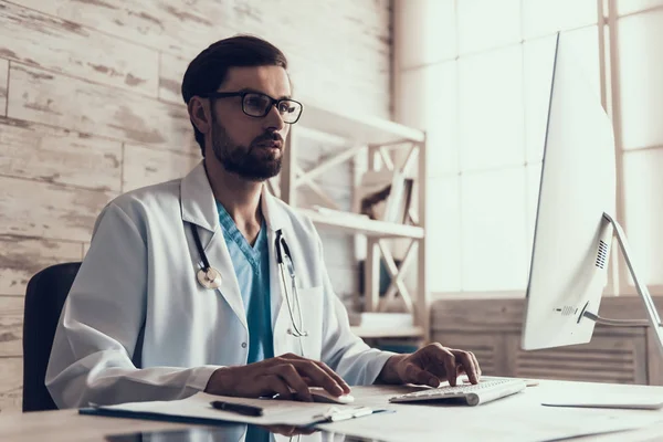 Junger Männlicher Arzt Der Mit Dem Computer Büro Arbeitet Männlicher — Stockfoto