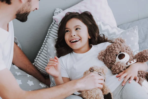 Linda Hija Joven Acostada Cama Jugando Con Papá Feliz Concepto — Foto de Stock