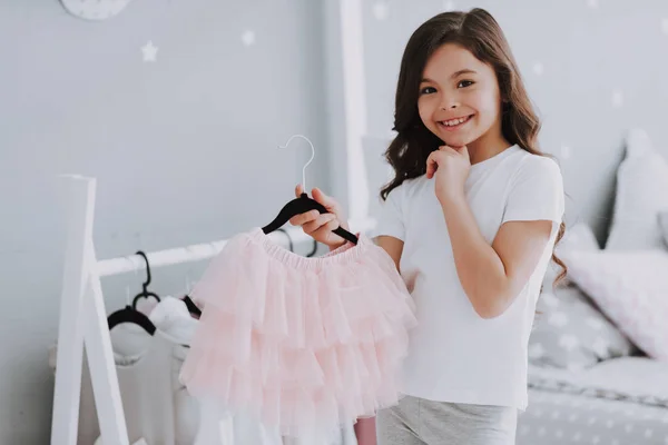 Little Cute Girl Elegir Vestido Dormitorio Pretty Little Happy Girl — Foto de Stock