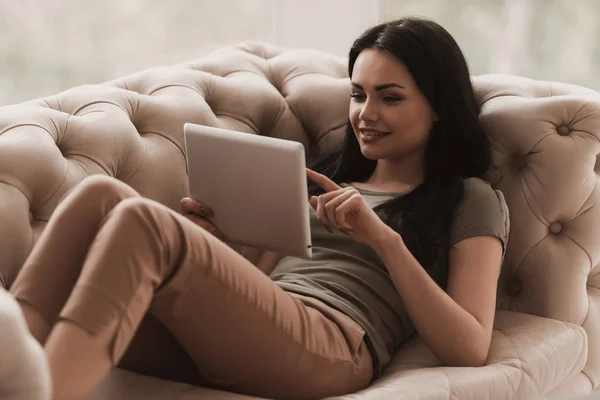 Linda Chica Sonriente Joven Usando Ipad Casa Hermosa Mujer Joven —  Fotos de Stock