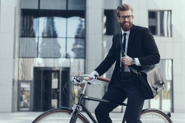 Genç işadamı kamera üzerinde bisiklete binmek arıyor. Çevre dostu taşıma ve sağlıklı aktif yaşam tarzı. Binmek için iş kentsel sokakta işadamı. İş kavramı. Yaşam tarzı kavramı.