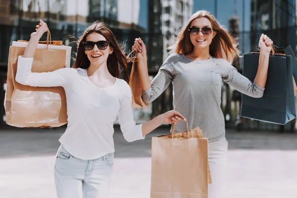 Młode Kobiety Torbami Zakupy Chodzą Ulicą City Sprzedaż Konsumpcjonizm Koncepcja — Zdjęcie stockowe