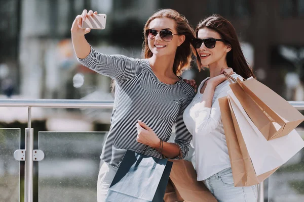 Prietene Sex Feminin Cumpărături Mall Luând Selfie Vânzarea Consumismul Conceptul — Fotografie, imagine de stoc