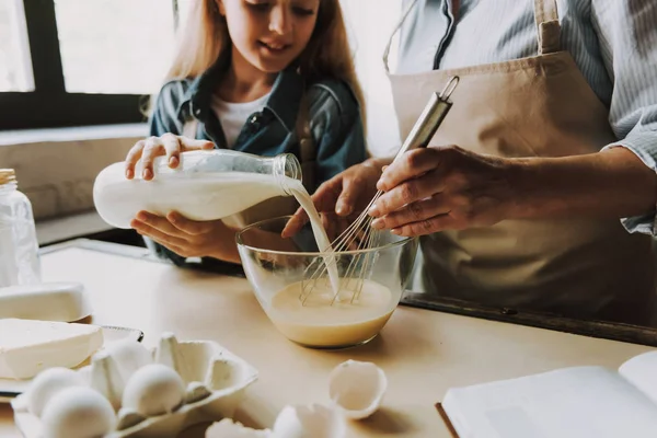 Babcia Wnuczka Pieczenia Kuchni Domu Dokonywanie Ciasta Babcia Wnuczka Gotowanie — Zdjęcie stockowe