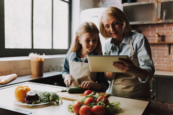 かわいいおばあちゃんと孫娘は野菜を切ります おばあちゃんと孫娘料理 野菜サラダダイエット ダイエットコンセプト 健康的なライフスタイル 自宅で料理 食べ物の準備 — ストック写真