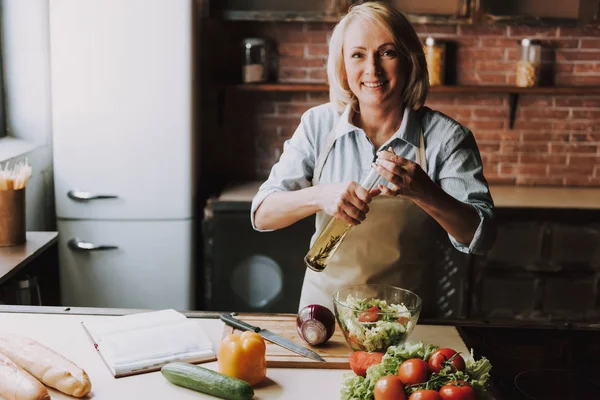 Senior Vrouw Koken Salade Keuken Thuis Oma Koken Eten Gezond — Stockfoto