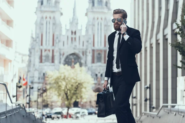 Красивий Бізнесмен Говорить Мобільному Телефоні Молодий Кавказький Чоловік Тримає Смартфон — стокове фото