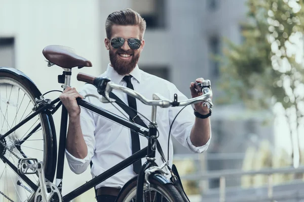 Jeune Homme Affaires Beau Chevauchant Vélo Sur Travail Transport Respectueux — Photo